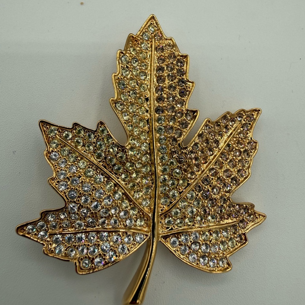 C537 Kenneth Jay Lane (Kjl) Crystal Maple Leaf Br… - image 1